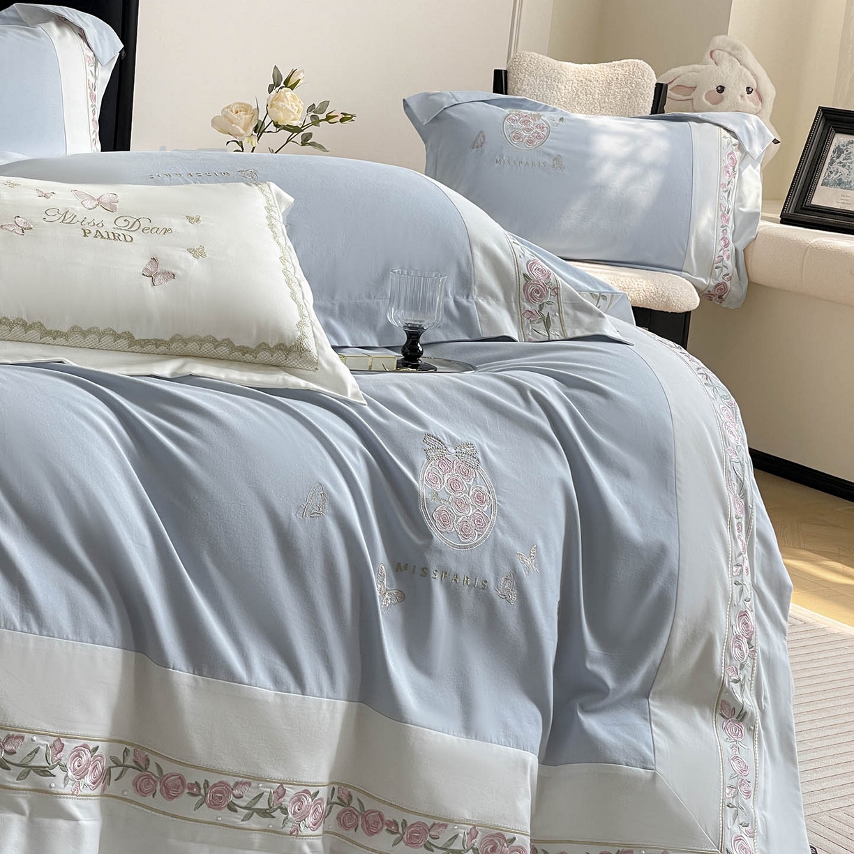 91家纺网 家纺一手货源 找家纺  冬季爆款A类长绒棉加厚磨毛全棉纯棉保暖高端重工刺绣全工艺被套床单轻奢床上用品 花巷-飘蓝