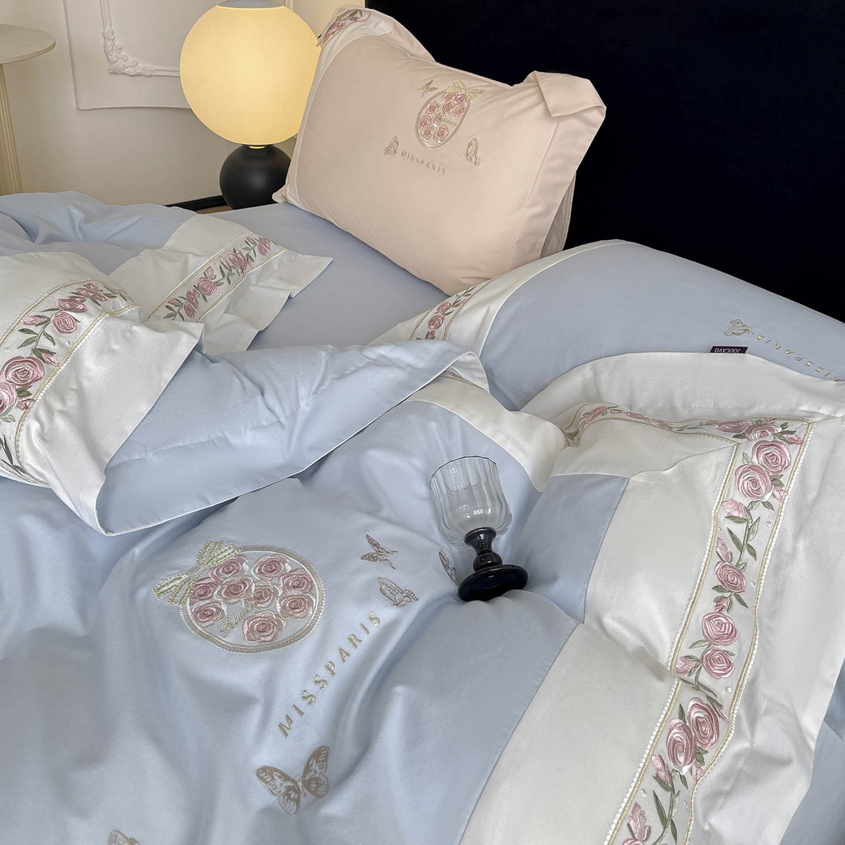 91家纺网 家纺一手货源 找家纺  冬季爆款A类长绒棉加厚磨毛全棉纯棉保暖高端重工刺绣全工艺被套床单轻奢床上用品 花巷-飘蓝