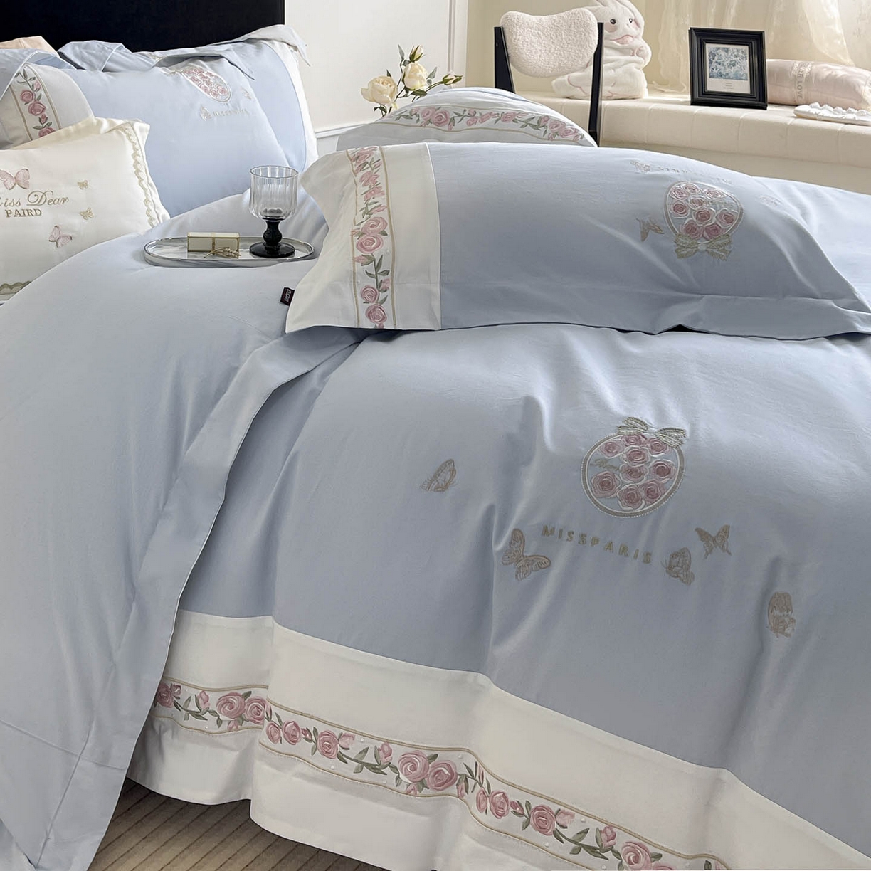 91家纺网 家纺一手货源 找家纺  冬季爆款A类长绒棉加厚磨毛全棉纯棉保暖高端重工刺绣全工艺被套床单轻奢床上用品 花巷-飘蓝