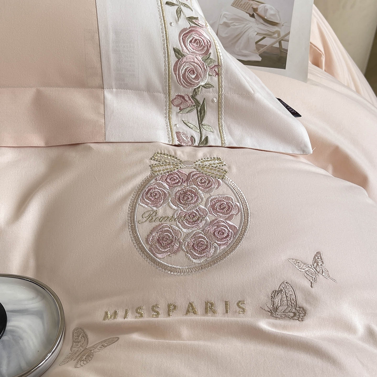 91家纺网 家纺一手货源 找家纺  冬季爆款A类长绒棉加厚磨毛全棉纯棉保暖高端重工刺绣全工艺被套床单轻奢床上用品 花巷-柔杏