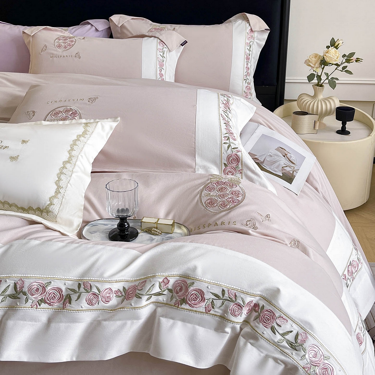 91家纺网 家纺一手货源 找家纺  冬季爆款A类长绒棉加厚磨毛全棉纯棉保暖高端重工刺绣全工艺被套床单轻奢床上用品 花巷-颜粉