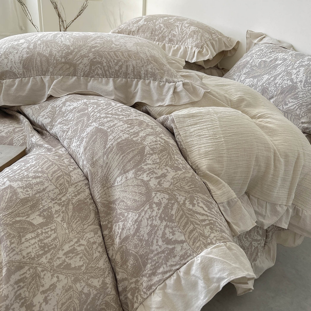 91家纺网 家纺一手货源 找家纺  法式提花棉麻四件套纯棉全棉复古风花边素色亚麻高端超柔透气高档床上用品 苏莉-棕