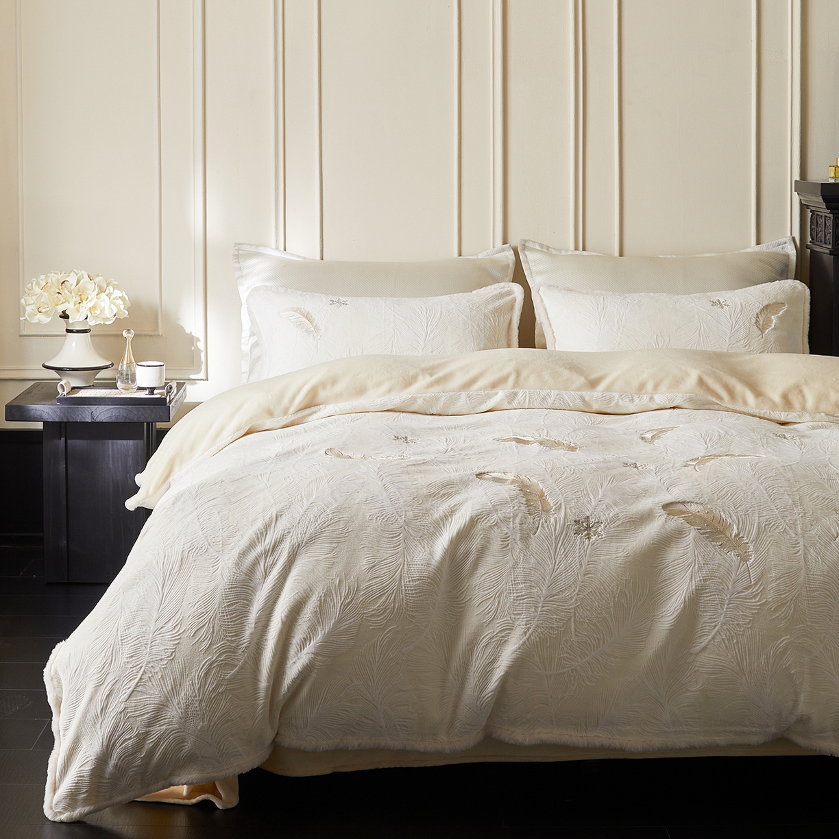 91家纺网 家纺一手货源 找家纺 安莱生活 2025新款雕花绣花230克牛奶绒四件套（羽脉系列）-风格1 轻雕羽脉-米月白