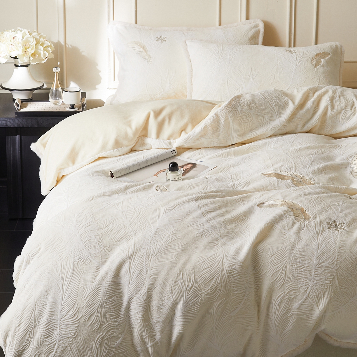 91家纺网 家纺一手货源 找家纺 安莱生活 2025新款雕花绣花230克牛奶绒四件套（羽脉系列）-风格1 轻雕羽脉-米月白