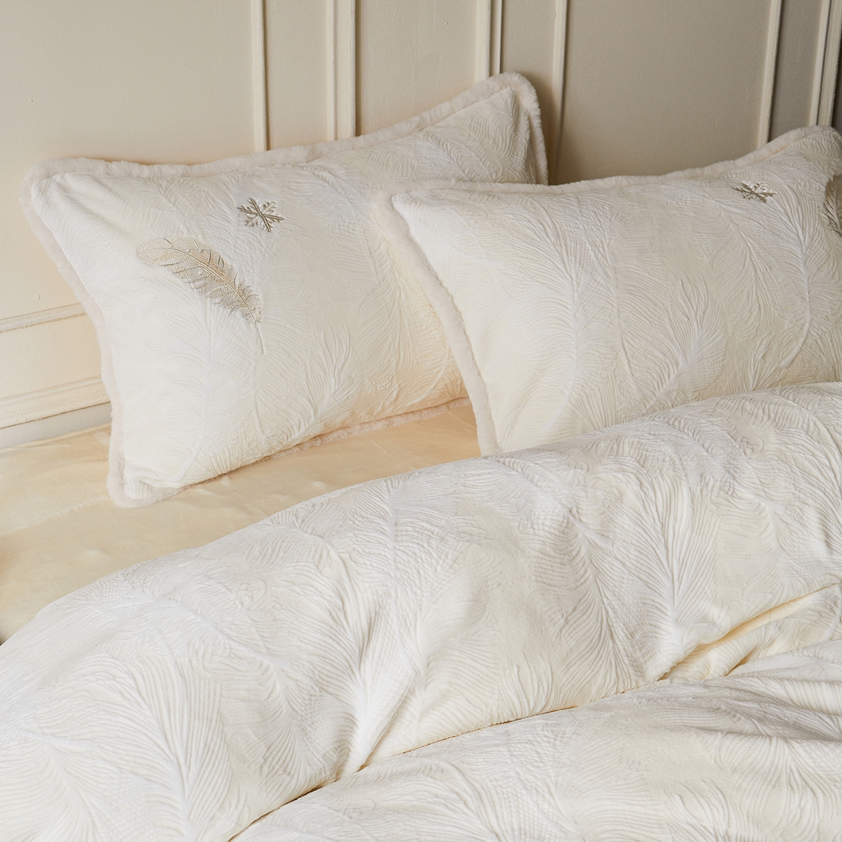 91家纺网 家纺一手货源 找家纺 安莱生活 2025新款雕花绣花230克牛奶绒四件套（羽脉系列）-风格1 轻雕羽脉-米月白