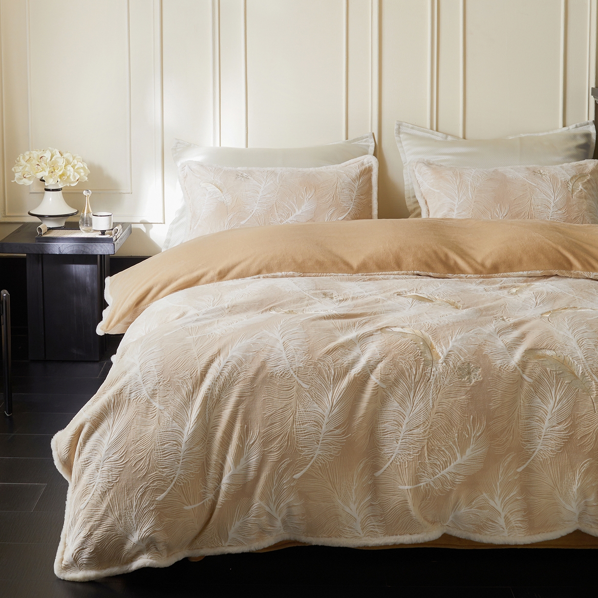 91家纺网 家纺一手货源 找家纺 安莱生活 2025新款雕花绣花230克牛奶绒四件套（羽脉系列）-风格1 轻雕羽脉-慕斯咖