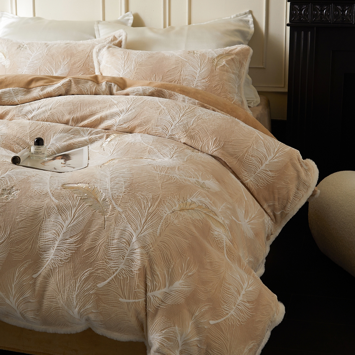 91家纺网 家纺一手货源 找家纺 安莱生活 2025新款雕花绣花230克牛奶绒四件套（羽脉系列）-风格1 轻雕羽脉-慕斯咖