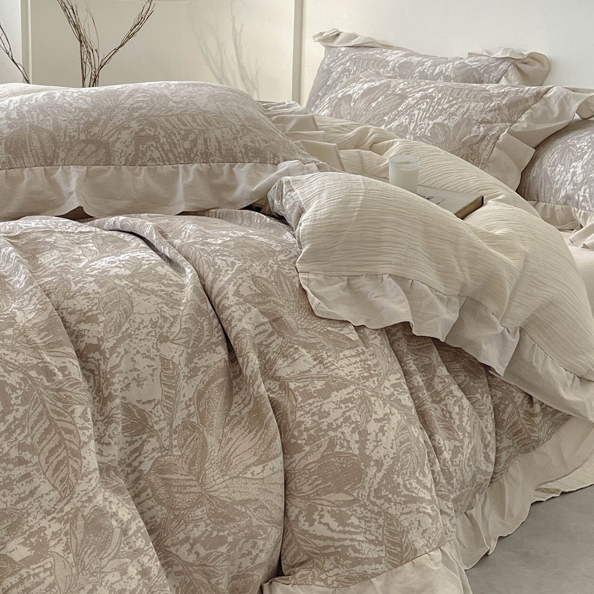 91家纺网 家纺一手货源 找家纺 法式提花棉麻四件套纯棉全棉复古风花边素色亚麻高端超柔透气高档床上用品 苏莉-棕