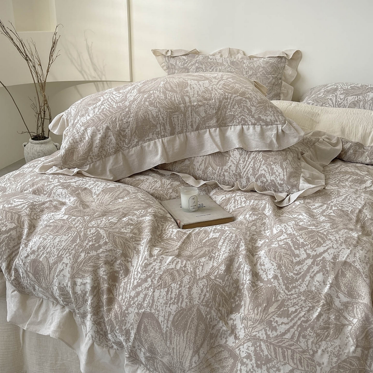 91家纺网 家纺一手货源 找家纺 法式提花棉麻四件套纯棉全棉复古风花边素色亚麻高端超柔透气高档床上用品 苏莉-棕