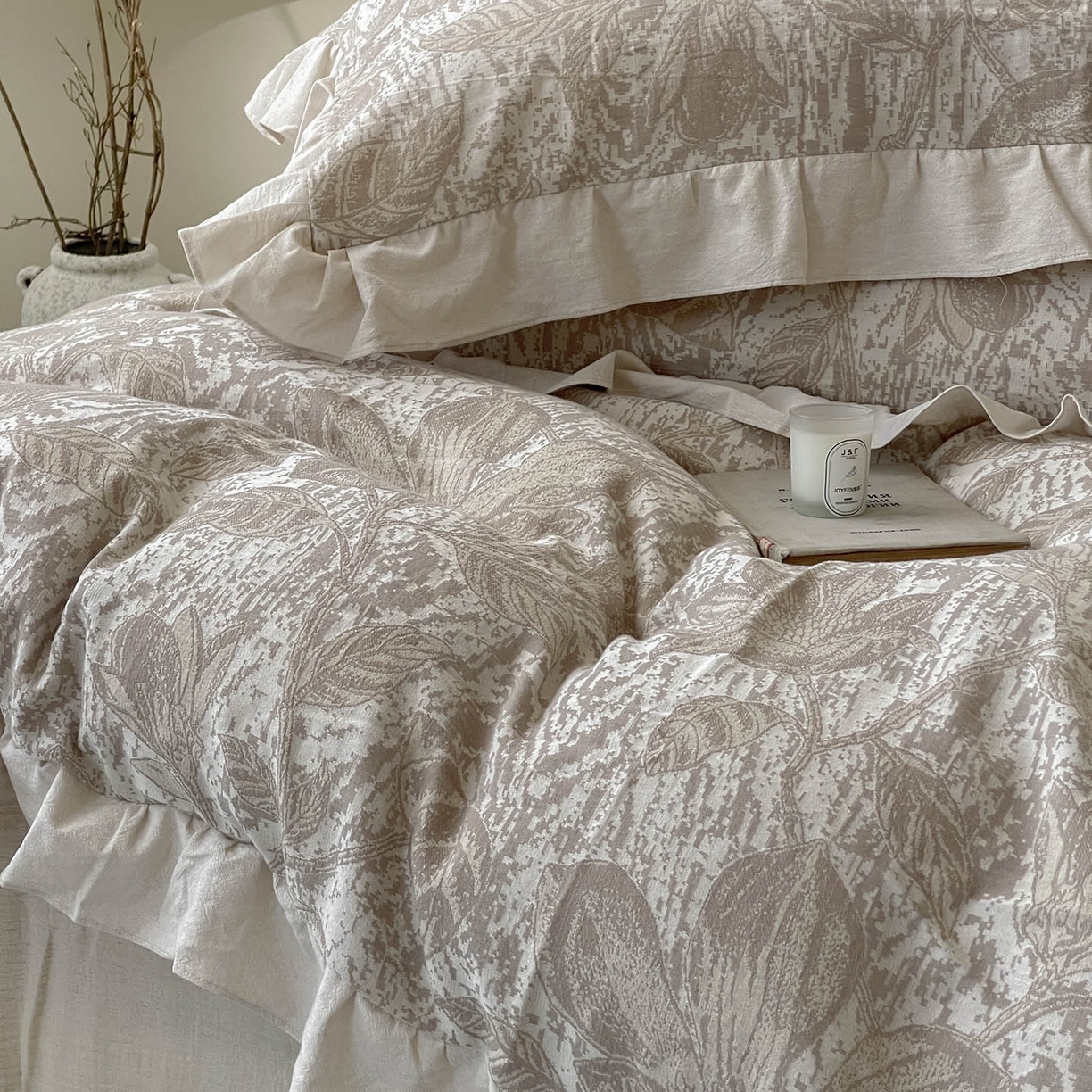 91家纺网 家纺一手货源 找家纺 法式提花棉麻四件套纯棉全棉复古风花边素色亚麻高端超柔透气高档床上用品 苏莉-棕