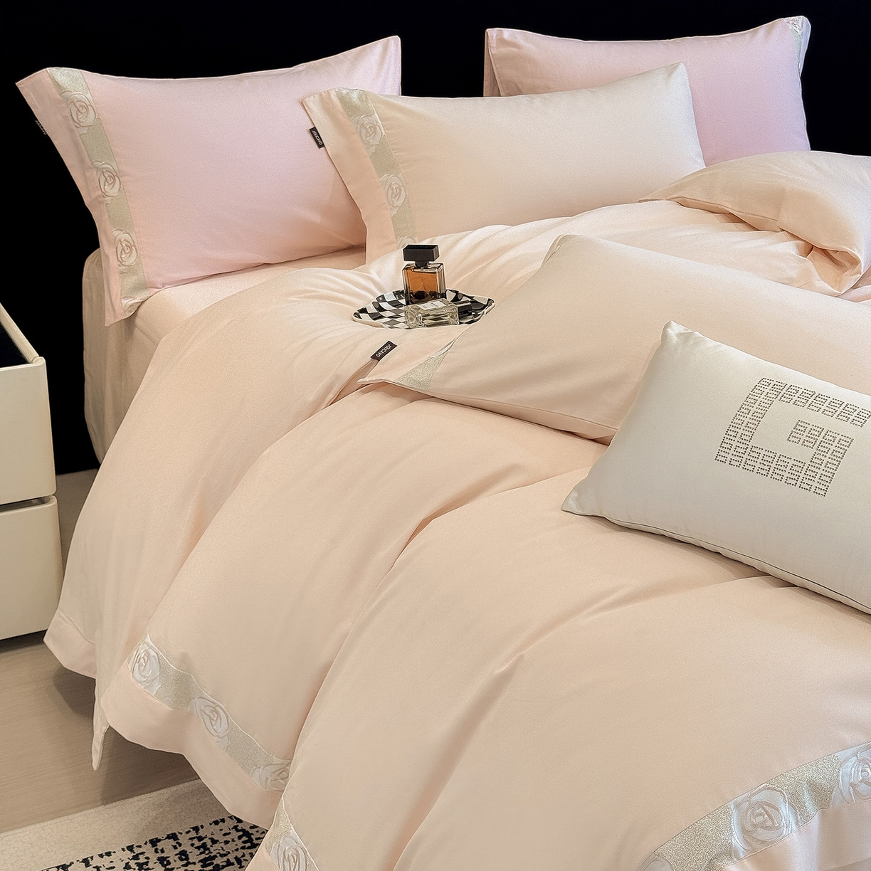 91家纺网 家纺一手货源 找家纺 冬季新款A类长绒棉加厚磨毛全棉纯棉保暖刺绣高端轻奢风被套床单床上用品 花韵-白桃