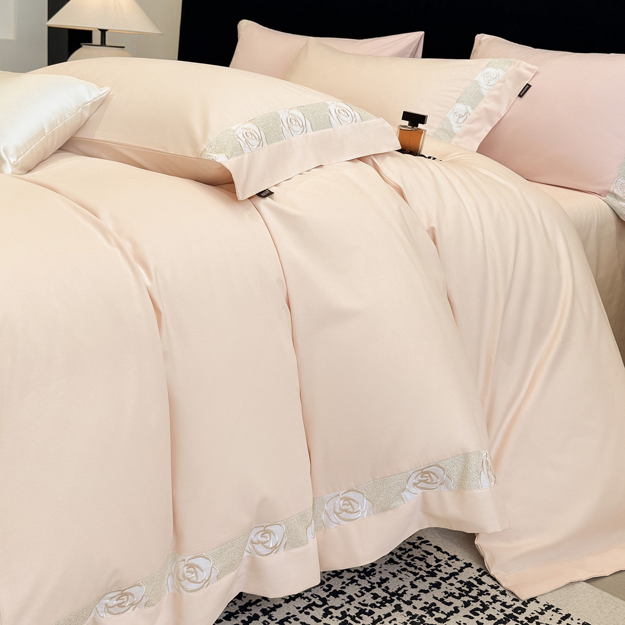 91家纺网 家纺一手货源 找家纺 冬季新款A类长绒棉加厚磨毛全棉纯棉保暖刺绣高端轻奢风被套床单床上用品 花韵-白桃