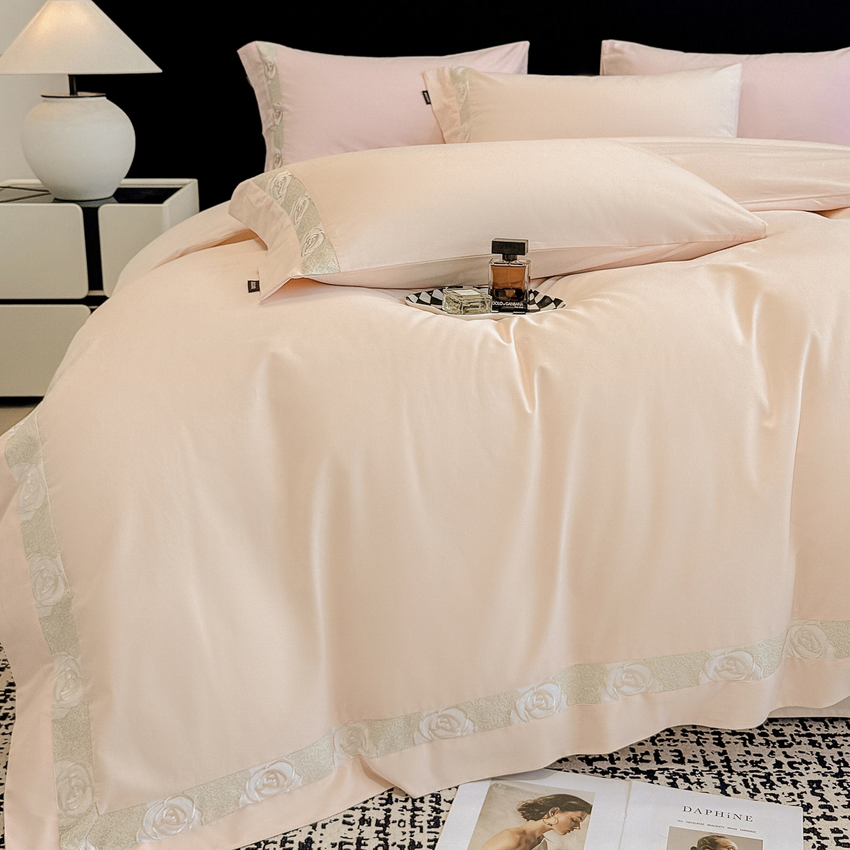 91家纺网 家纺一手货源 找家纺 冬季新款A类长绒棉加厚磨毛全棉纯棉保暖刺绣高端轻奢风被套床单床上用品 花韵-白桃