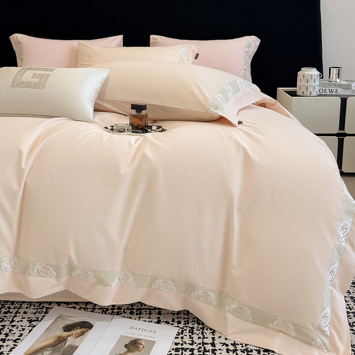 91家纺网 家纺一手货源 找家纺 冬季新款A类长绒棉加厚磨毛全棉纯棉保暖刺绣高端轻奢风被套床单床上用品 花韵-白桃