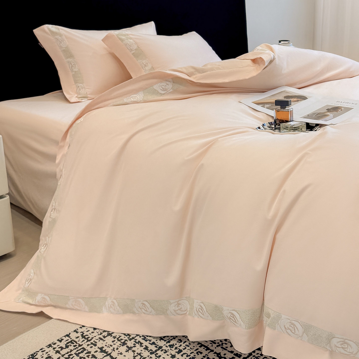 91家纺网 家纺一手货源 找家纺 冬季新款A类长绒棉加厚磨毛全棉纯棉保暖刺绣高端轻奢风被套床单床上用品 花韵-白桃