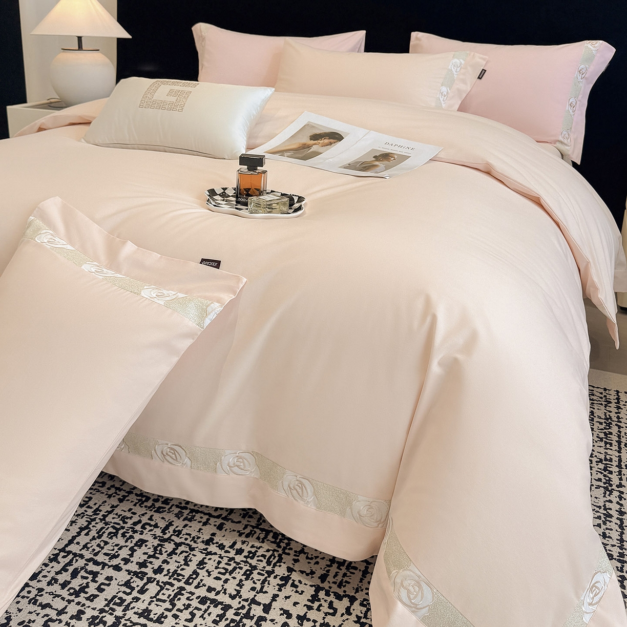 91家纺网 家纺一手货源 找家纺 冬季新款A类长绒棉加厚磨毛全棉纯棉保暖刺绣高端轻奢风被套床单床上用品 花韵-白桃