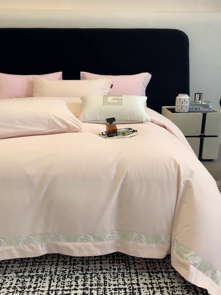 91家纺网 家纺一手货源 找家纺 冬季新款A类长绒棉加厚磨毛全棉纯棉保暖刺绣高端轻奢风被套床单床上用品 花韵-白桃