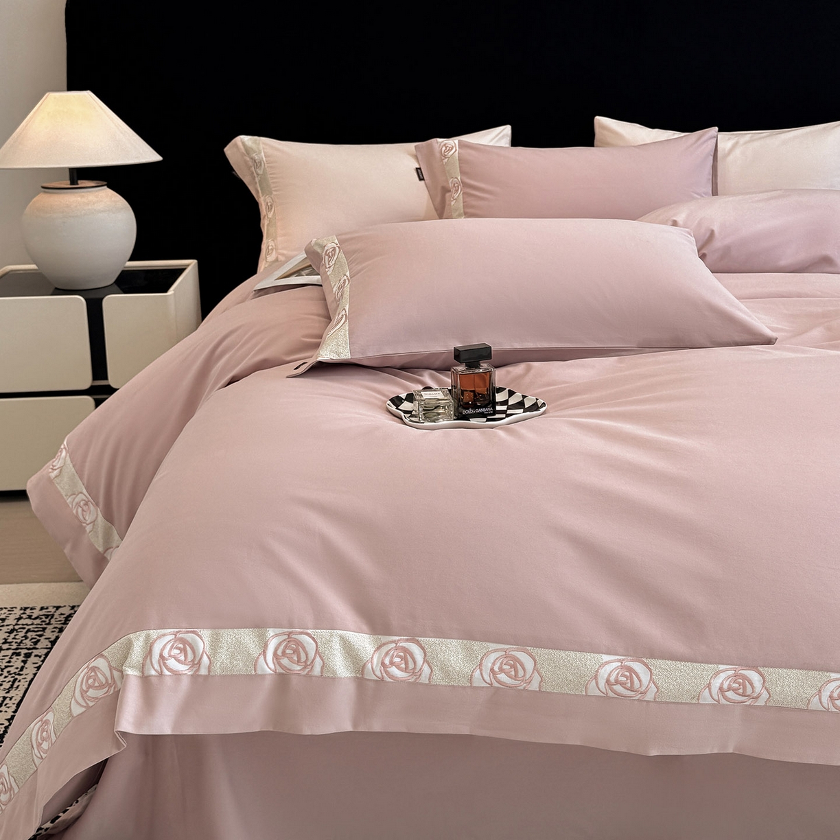 91家纺网 家纺一手货源 找家纺 冬季新款A类长绒棉加厚磨毛全棉纯棉保暖刺绣高端轻奢风被套床单床上用品 花韵-红桃