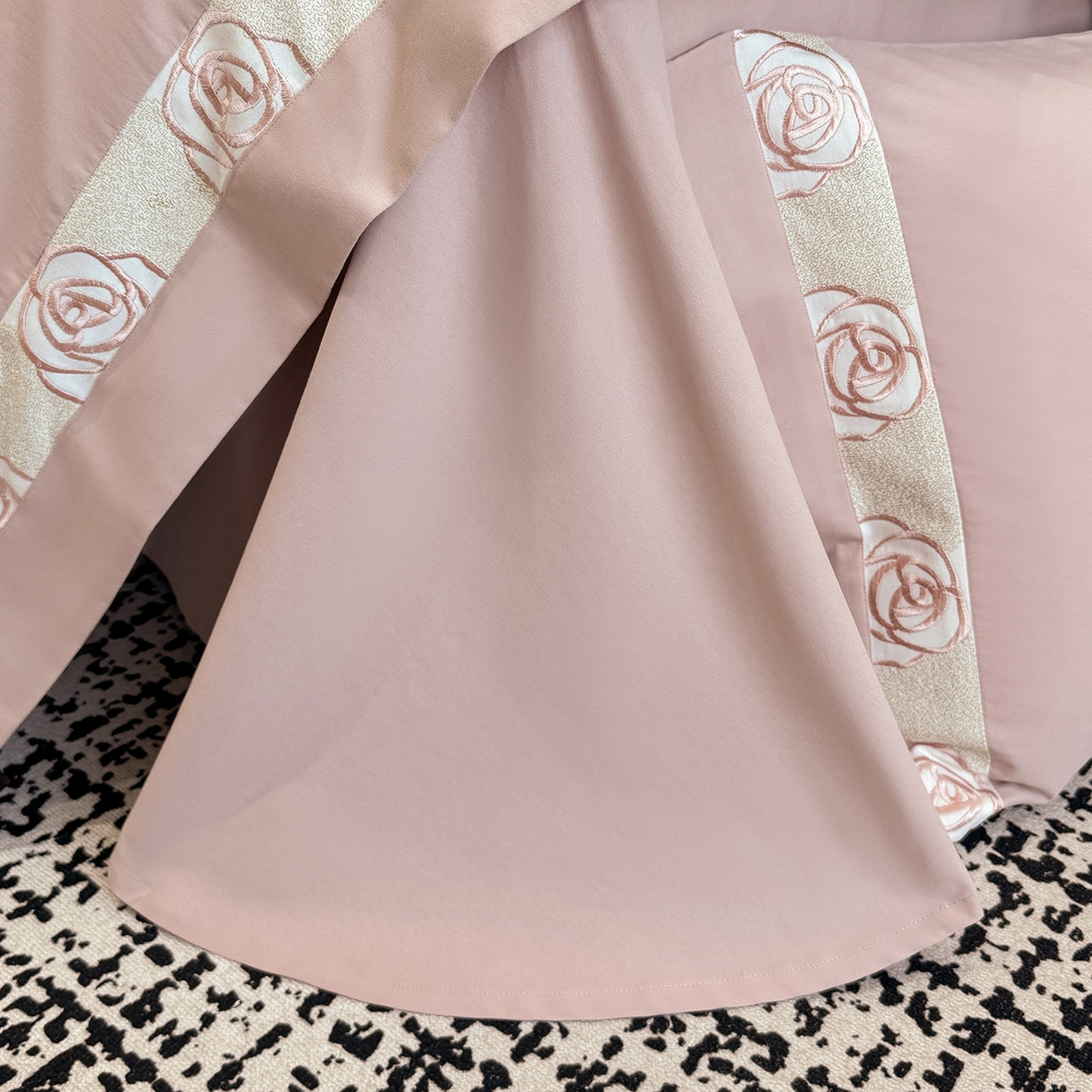 91家纺网 家纺一手货源 找家纺 冬季新款A类长绒棉加厚磨毛全棉纯棉保暖刺绣高端轻奢风被套床单床上用品 花韵-红桃