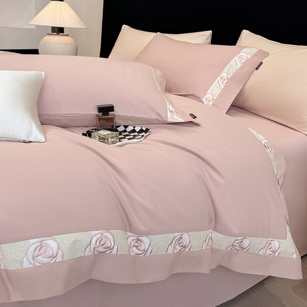 91家纺网 家纺一手货源 找家纺 冬季新款A类长绒棉加厚磨毛全棉纯棉保暖刺绣高端轻奢风被套床单床上用品 花韵-红桃