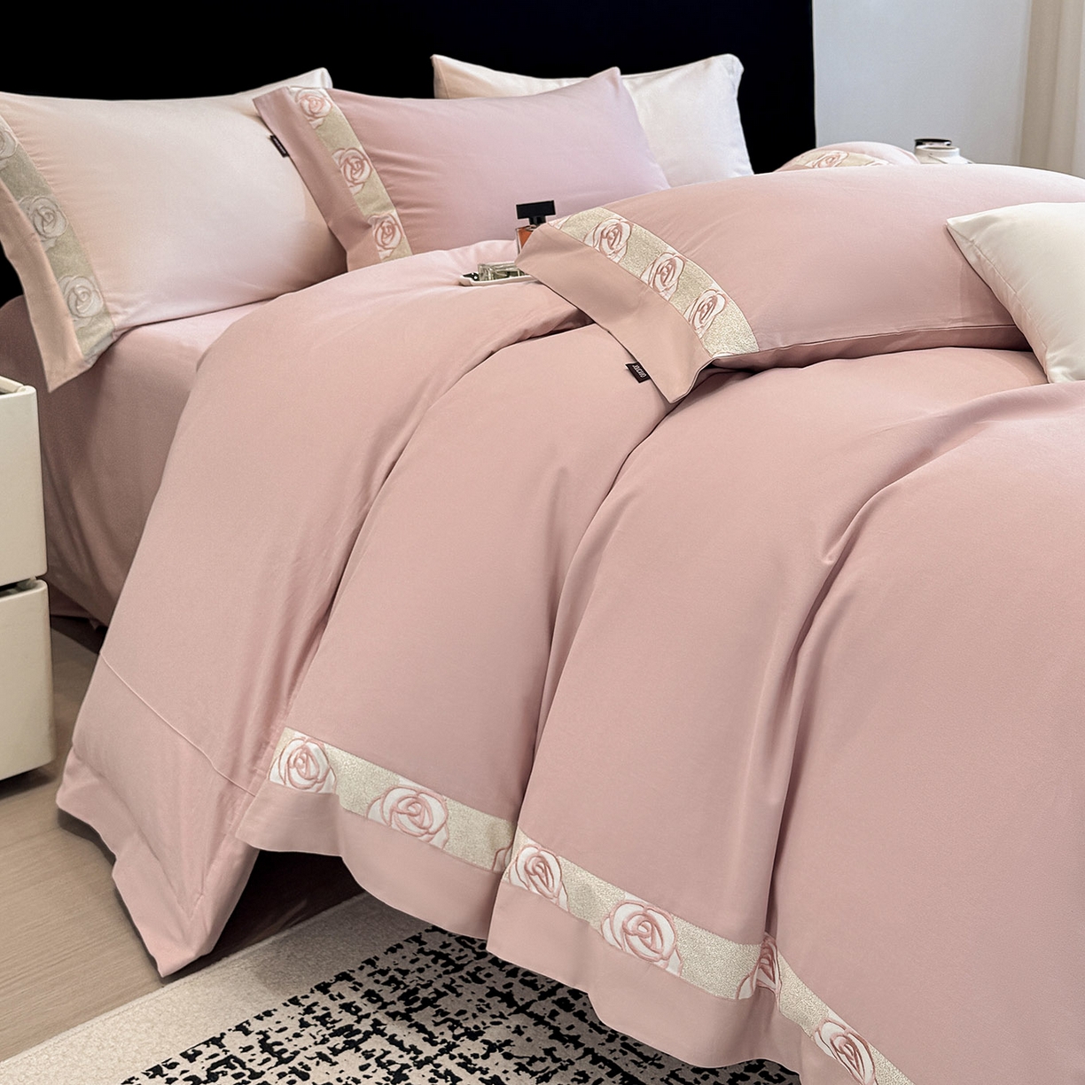 91家纺网 家纺一手货源 找家纺 冬季新款A类长绒棉加厚磨毛全棉纯棉保暖刺绣高端轻奢风被套床单床上用品 花韵-红桃