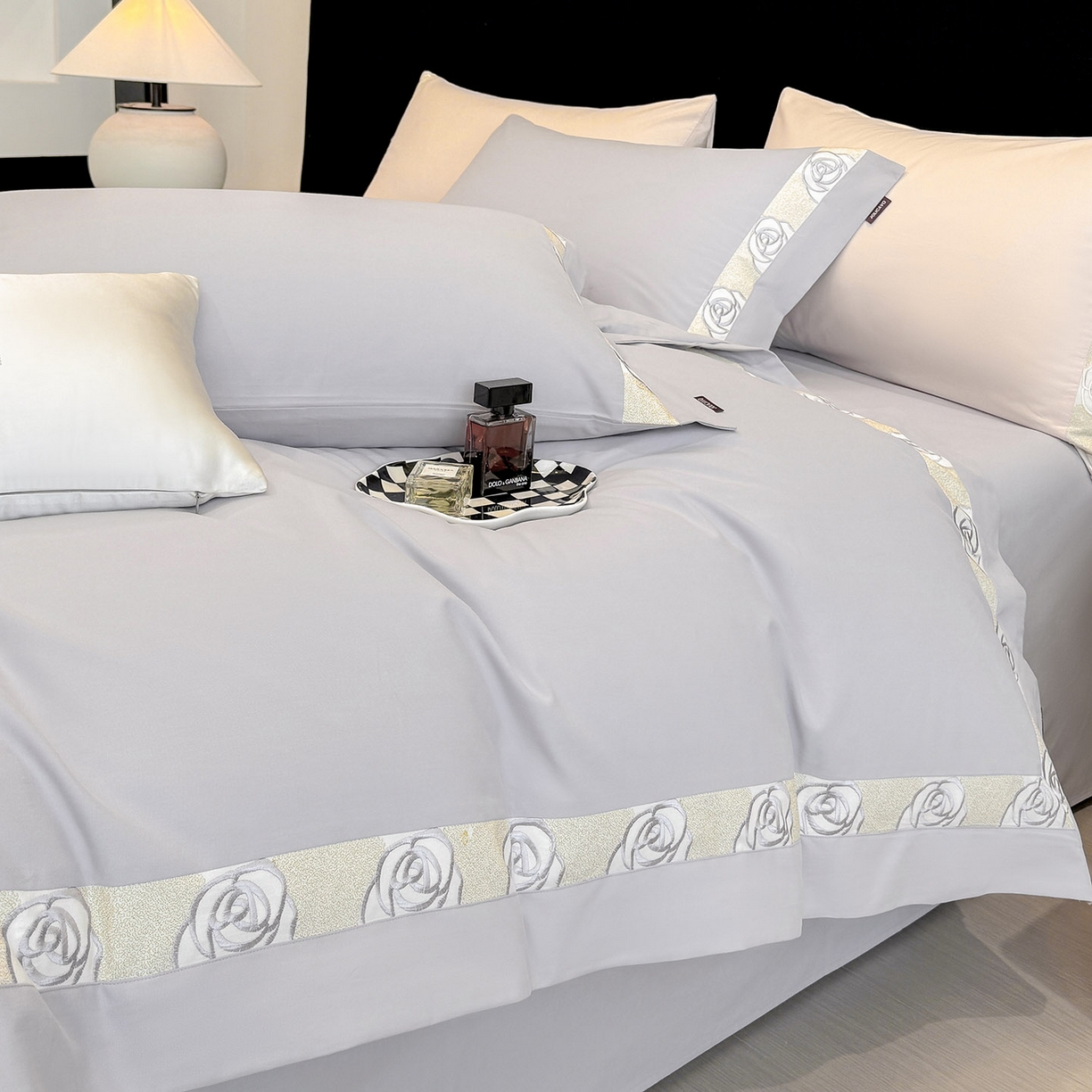 91家纺网 家纺一手货源 找家纺 冬季新款A类长绒棉加厚磨毛全棉纯棉保暖刺绣高端轻奢风被套床单床上用品 花韵-莓蓝