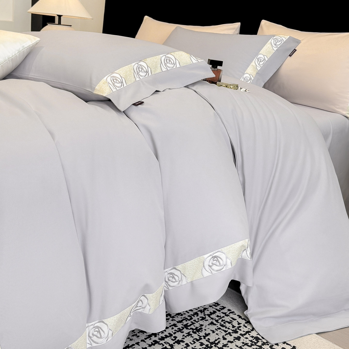 91家纺网 家纺一手货源 找家纺 冬季新款A类长绒棉加厚磨毛全棉纯棉保暖刺绣高端轻奢风被套床单床上用品 花韵-莓蓝