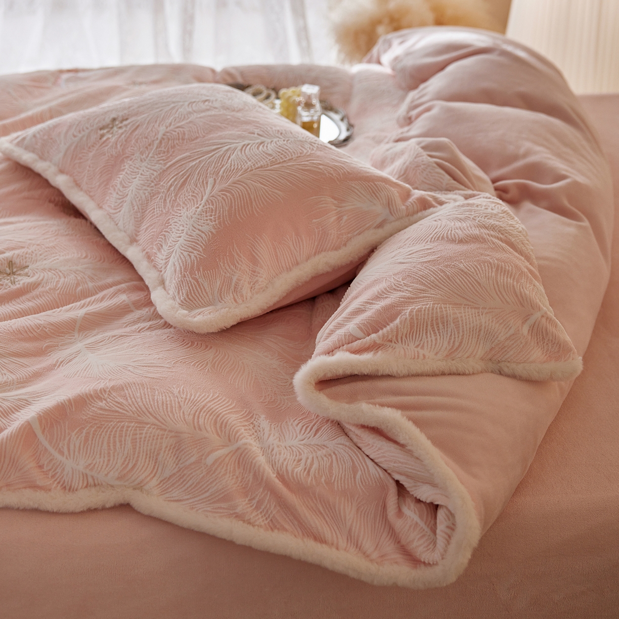 91家纺网 家纺一手货源 找家纺 （总）安莱生活 2025新款雕花绣花230克牛奶绒四件套（羽脉系列）-风格2