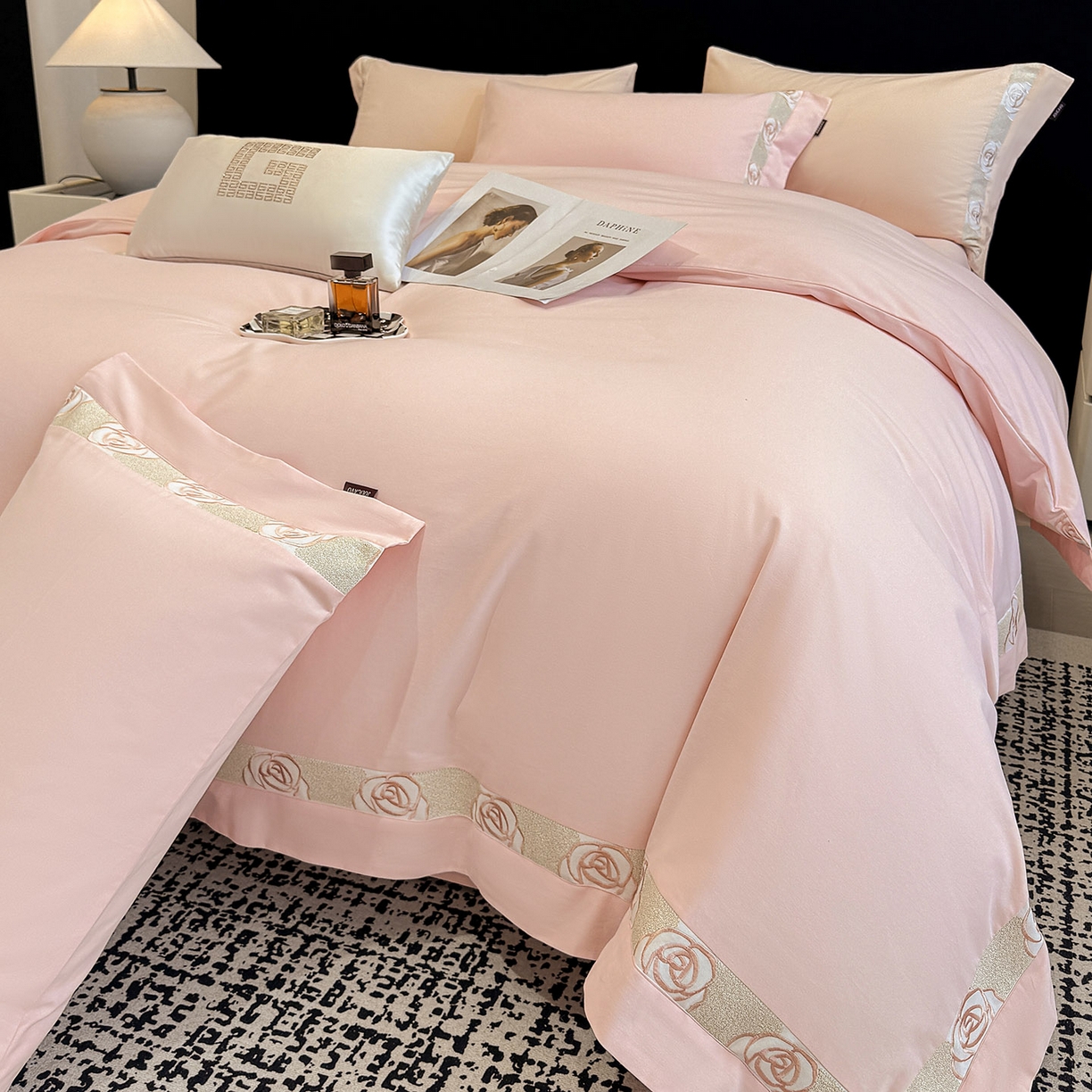 91家纺网 家纺一手货源 找家纺 冬季新款A类长绒棉加厚磨毛全棉纯棉保暖刺绣高端轻奢风被套床单床上用品 花韵-颜粉