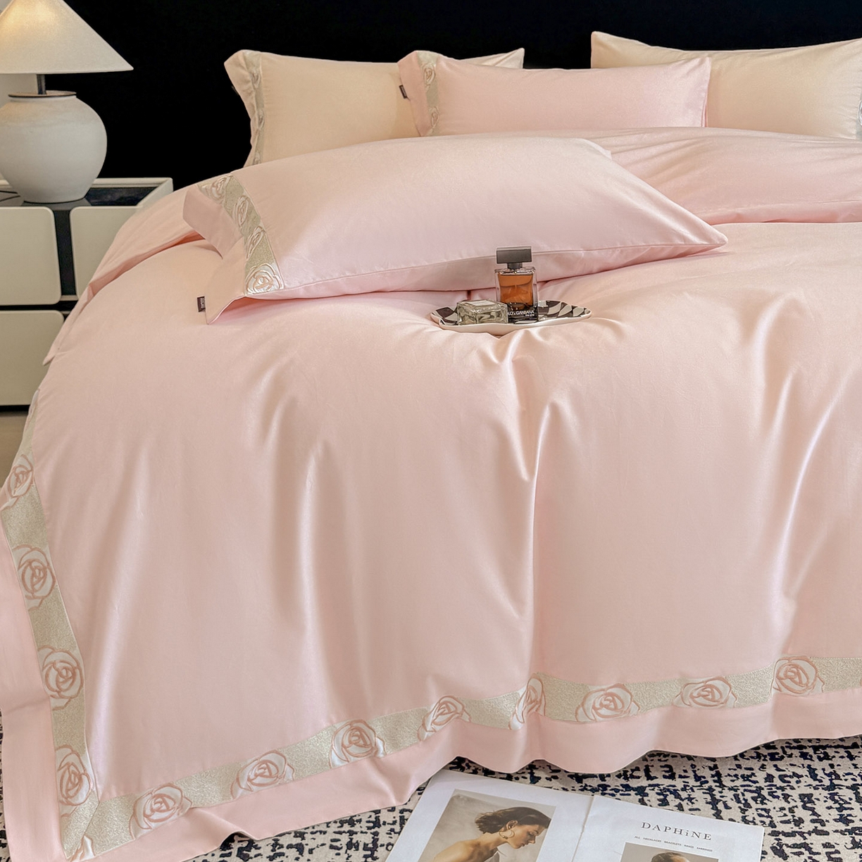 91家纺网 家纺一手货源 找家纺 冬季新款A类长绒棉加厚磨毛全棉纯棉保暖刺绣高端轻奢风被套床单床上用品 花韵-颜粉