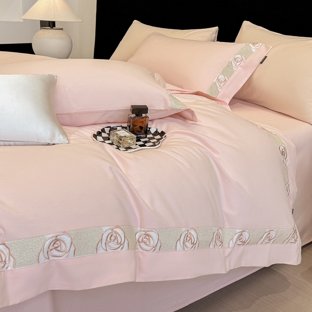 91家纺网 家纺一手货源 找家纺 冬季新款A类长绒棉加厚磨毛全棉纯棉保暖刺绣高端轻奢风被套床单床上用品 花韵-颜粉