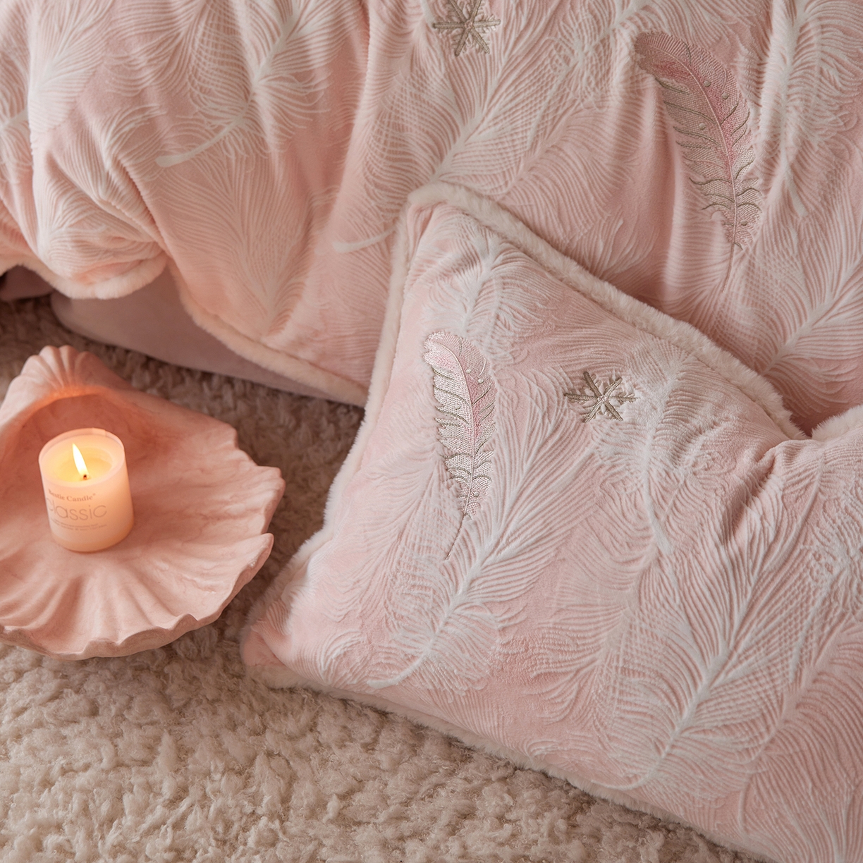 91家纺网 家纺一手货源 找家纺 安莱生活 2025新款雕花绣花230克牛奶绒四件套（羽脉系列）-风格2 轻雕羽脉-豆蔻粉