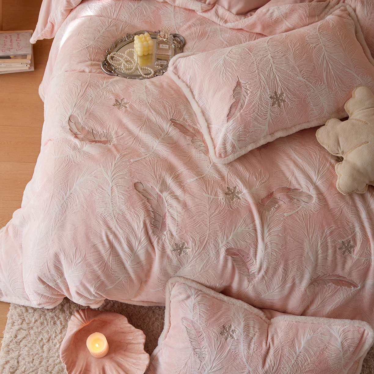 91家纺网 家纺一手货源 找家纺 安莱生活 2025新款雕花绣花230克牛奶绒四件套（羽脉系列）-风格2 轻雕羽脉-豆蔻粉
