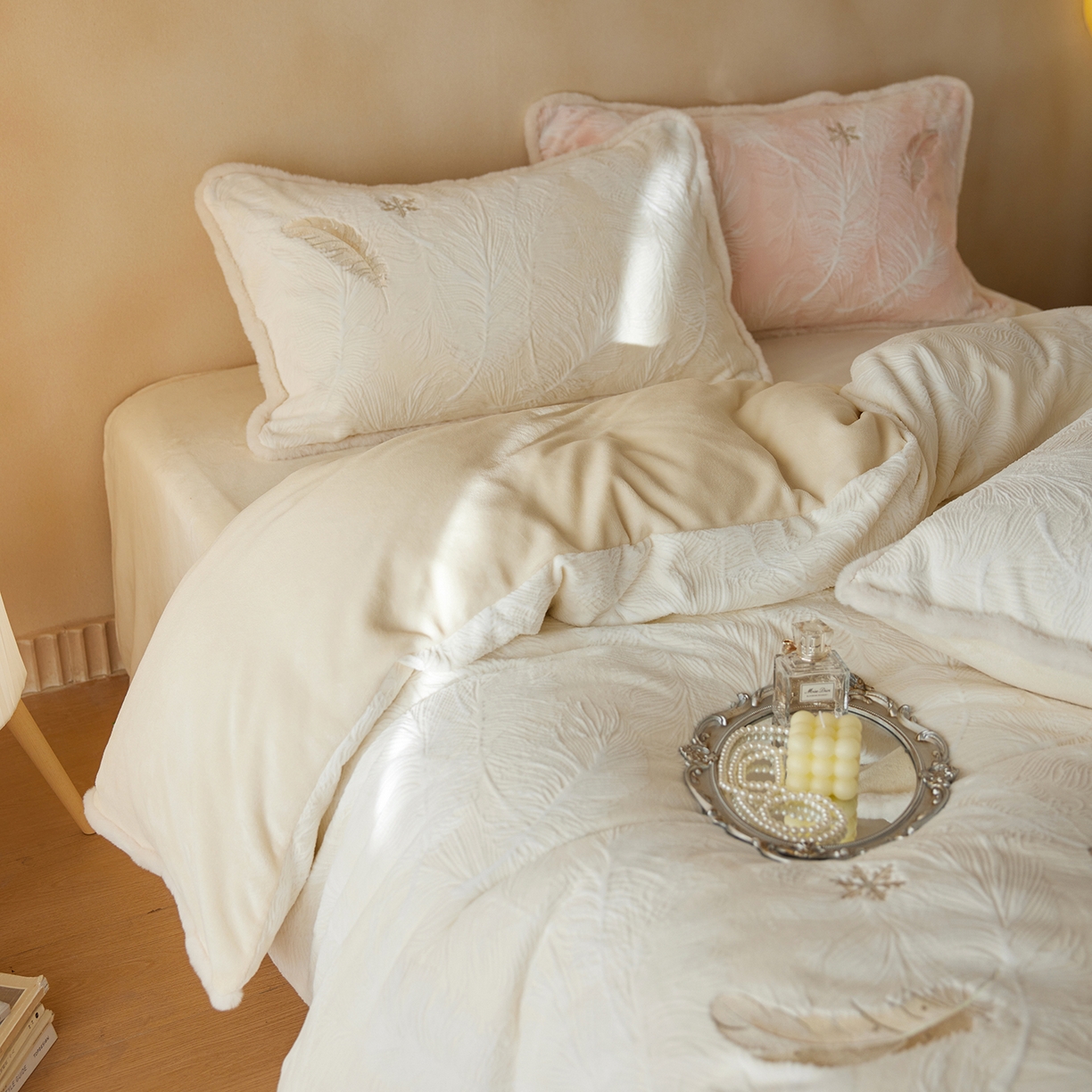 91家纺网 家纺一手货源 找家纺 安莱生活 2025新款雕花绣花230克牛奶绒四件套（羽脉系列）-风格2 轻雕羽脉-米月白