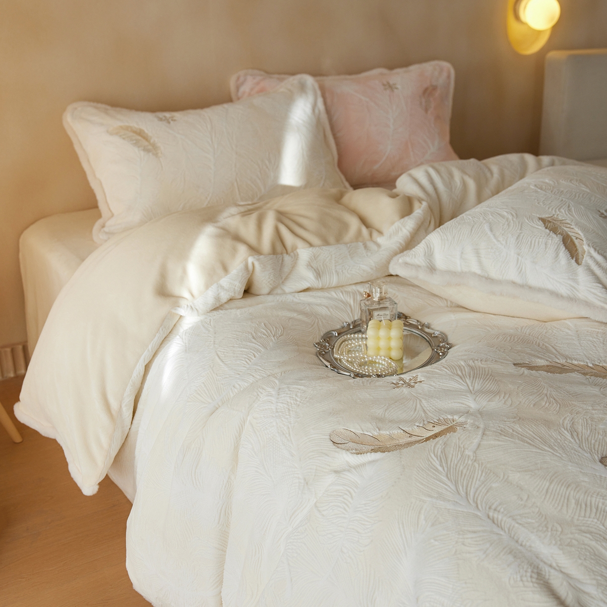 91家纺网 家纺一手货源 找家纺 安莱生活 2025新款雕花绣花230克牛奶绒四件套（羽脉系列）-风格2 轻雕羽脉-米月白