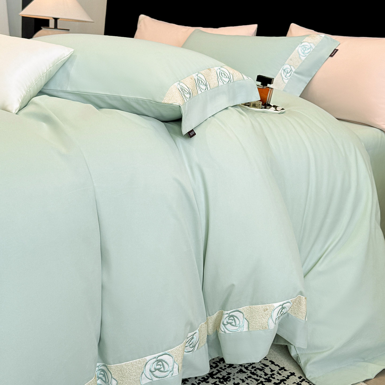 91家纺网 家纺一手货源 找家纺  冬季新款A类长绒棉加厚磨毛全棉纯棉保暖刺绣高端轻奢风被套床单床上用品 花韵-茶绿