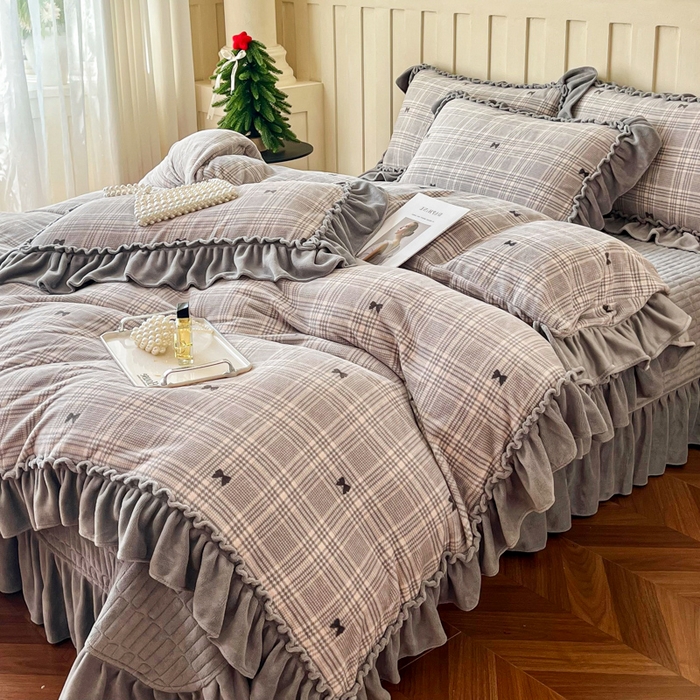 91家纺网 家纺一手货源 找家纺 （总）梦可莱家居 2025冬季新款复古风印花牛奶绒大花边床盖四件套