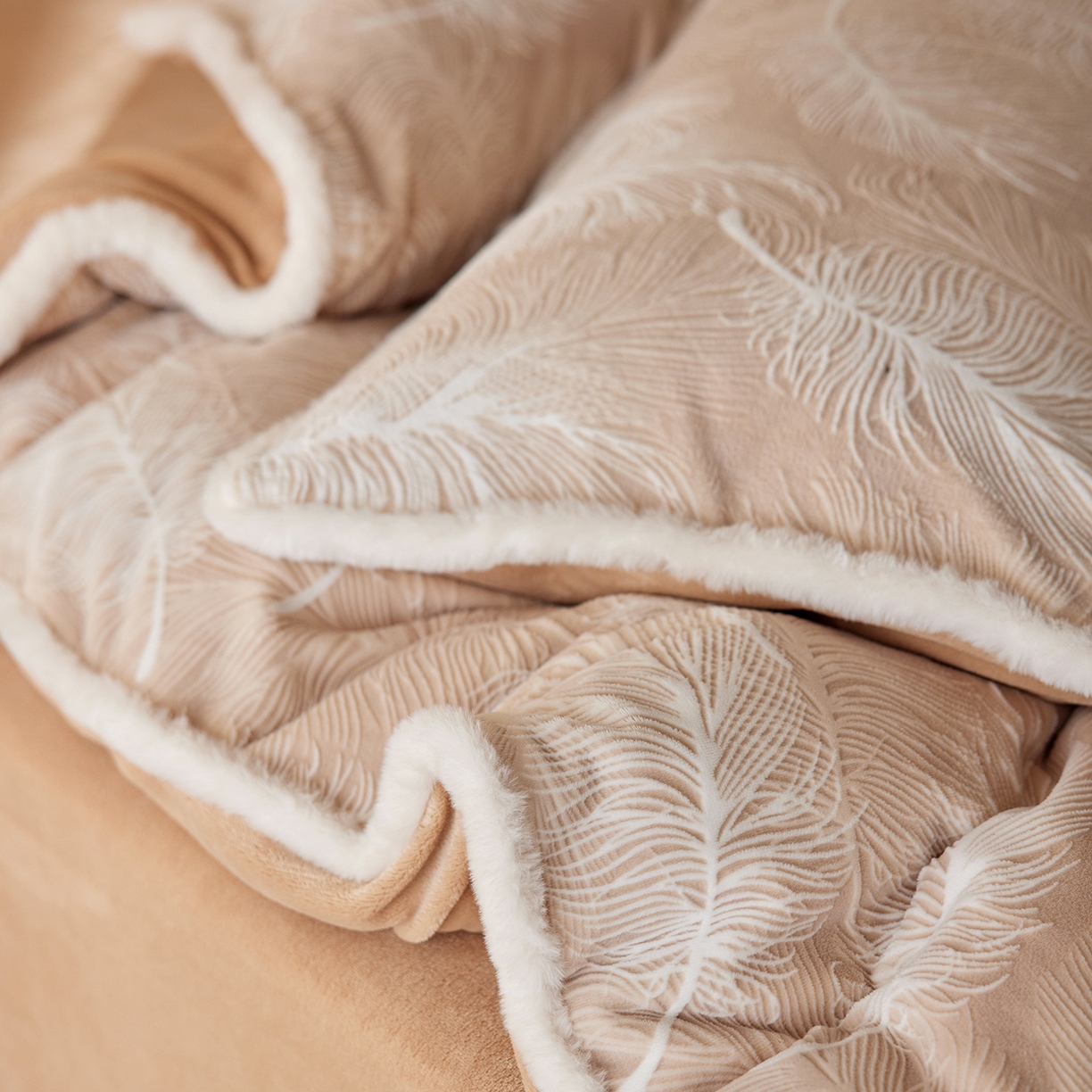 91家纺网 家纺一手货源 找家纺 安莱生活 2025新款雕花绣花230克牛奶绒四件套（羽脉系列）-风格2 轻雕羽脉-慕斯咖