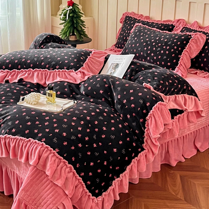 91家纺网 家纺一手货源 找家纺 （总）梦可莱家居 2025冬季新款复古风印花牛奶绒大花边床盖四件套