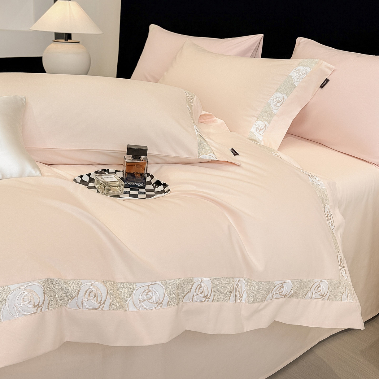 91家纺网 家纺一手货源 找家纺  冬季新款A类长绒棉加厚磨毛全棉纯棉保暖刺绣高端轻奢风被套床单床上用品 花韵-白桃