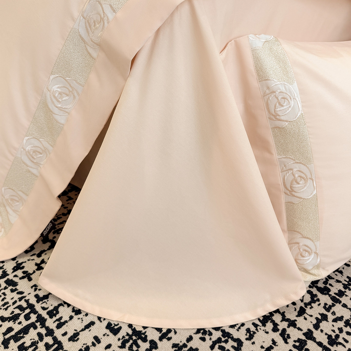 91家纺网 家纺一手货源 找家纺  冬季新款A类长绒棉加厚磨毛全棉纯棉保暖刺绣高端轻奢风被套床单床上用品 花韵-白桃