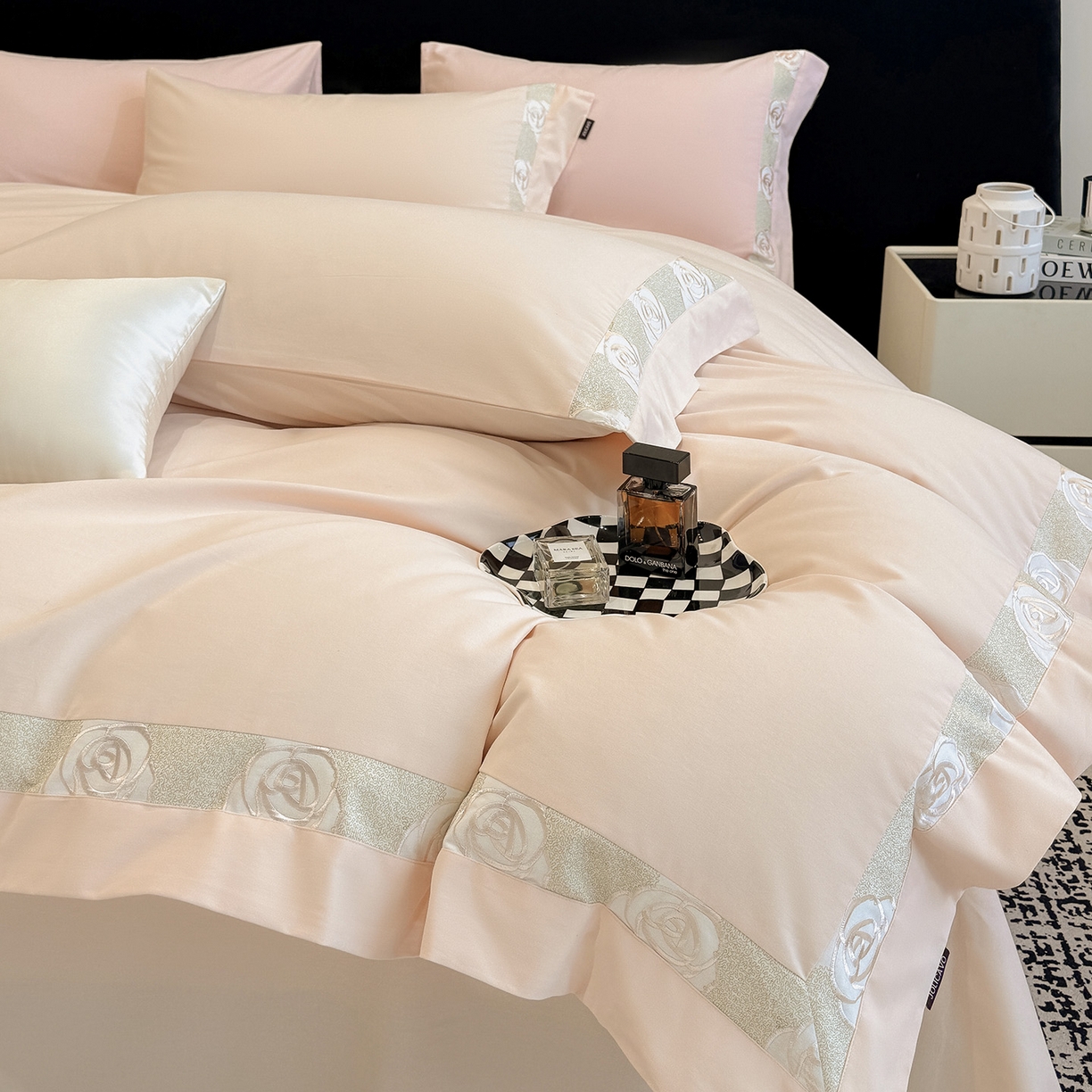 91家纺网 家纺一手货源 找家纺  冬季新款A类长绒棉加厚磨毛全棉纯棉保暖刺绣高端轻奢风被套床单床上用品 花韵-白桃