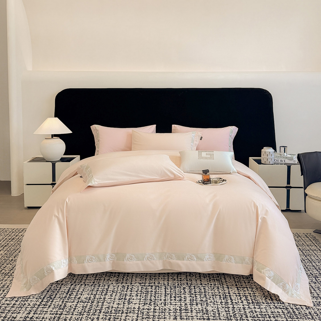 91家纺网 家纺一手货源 找家纺  冬季新款A类长绒棉加厚磨毛全棉纯棉保暖刺绣高端轻奢风被套床单床上用品 花韵-白桃