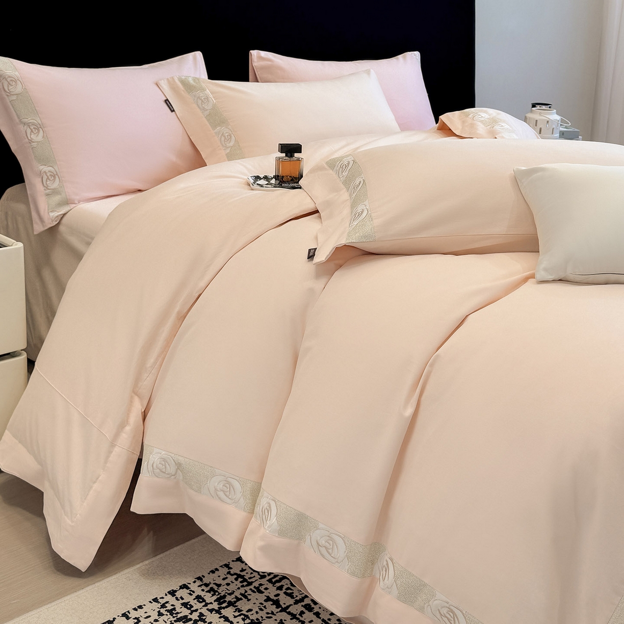 91家纺网 家纺一手货源 找家纺  冬季新款A类长绒棉加厚磨毛全棉纯棉保暖刺绣高端轻奢风被套床单床上用品 花韵-白桃