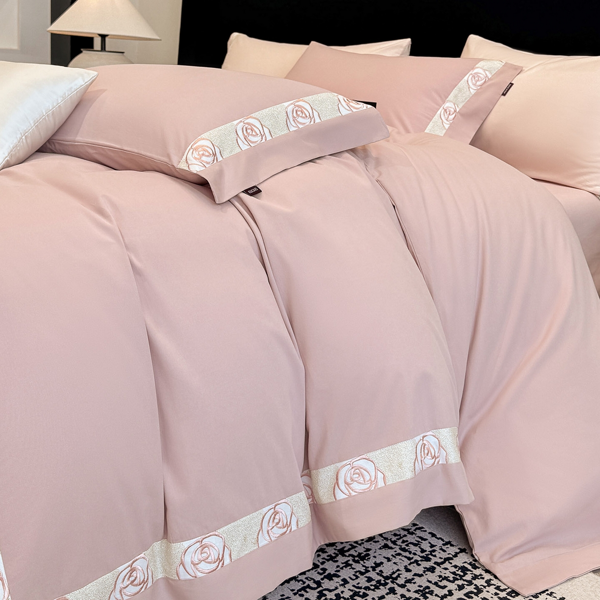 91家纺网 家纺一手货源 找家纺  冬季新款A类长绒棉加厚磨毛全棉纯棉保暖刺绣高端轻奢风被套床单床上用品 花韵-红桃