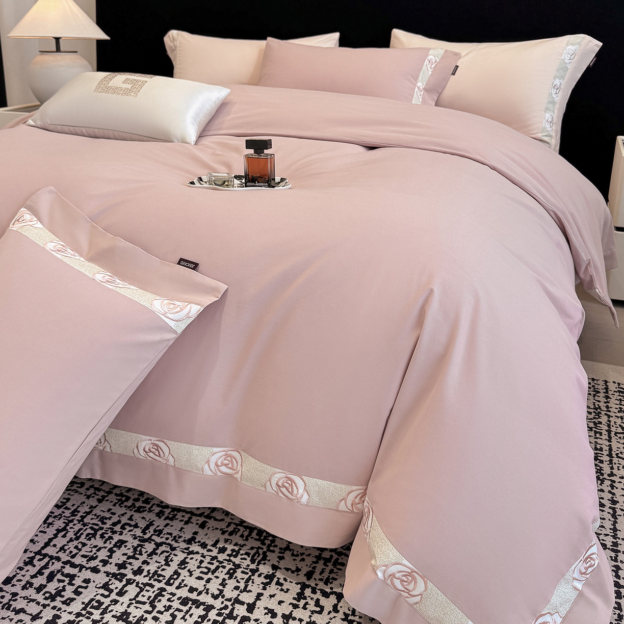 91家纺网 家纺一手货源 找家纺  冬季新款A类长绒棉加厚磨毛全棉纯棉保暖刺绣高端轻奢风被套床单床上用品 花韵-红桃