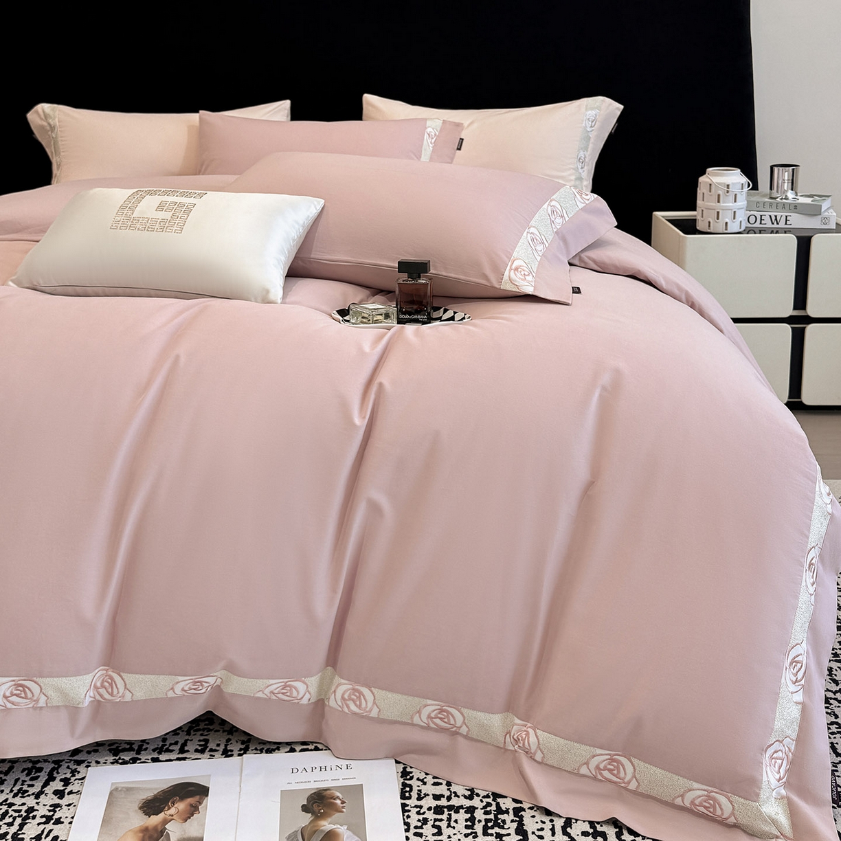 91家纺网 家纺一手货源 找家纺  冬季新款A类长绒棉加厚磨毛全棉纯棉保暖刺绣高端轻奢风被套床单床上用品 花韵-红桃