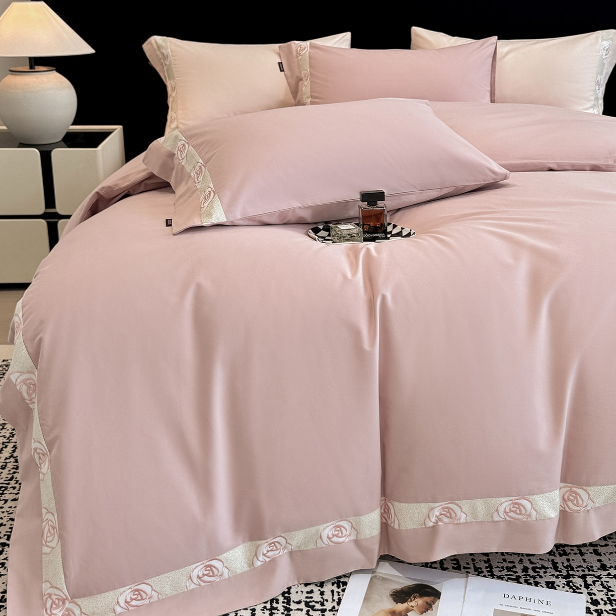 91家纺网 家纺一手货源 找家纺  冬季新款A类长绒棉加厚磨毛全棉纯棉保暖刺绣高端轻奢风被套床单床上用品 花韵-红桃