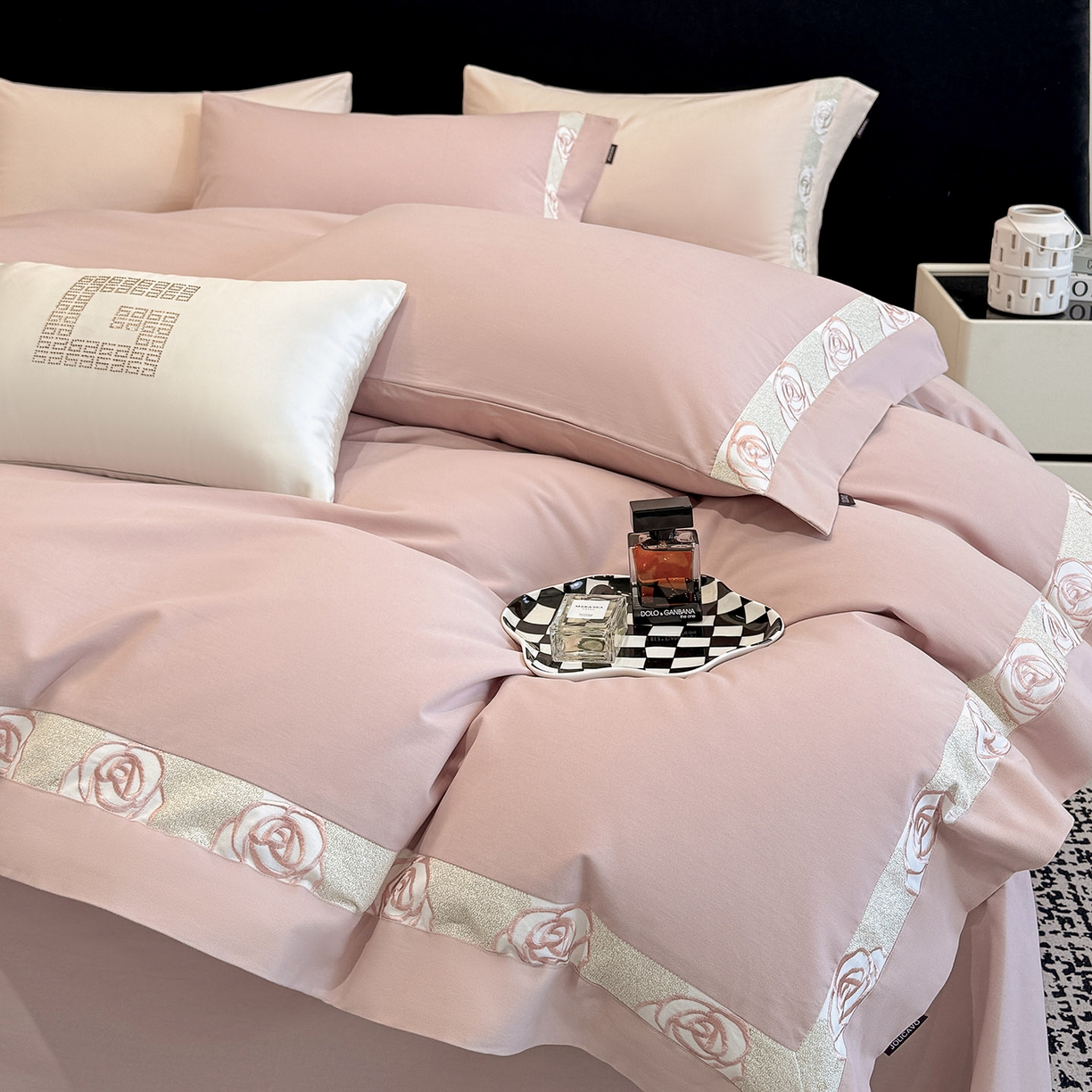 91家纺网 家纺一手货源 找家纺  冬季新款A类长绒棉加厚磨毛全棉纯棉保暖刺绣高端轻奢风被套床单床上用品 花韵-红桃