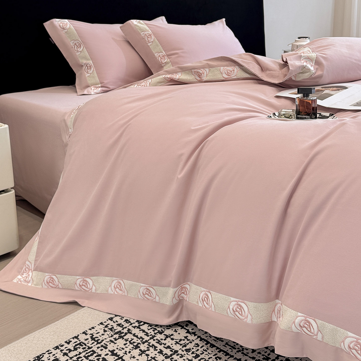 91家纺网 家纺一手货源 找家纺  冬季新款A类长绒棉加厚磨毛全棉纯棉保暖刺绣高端轻奢风被套床单床上用品 花韵-红桃